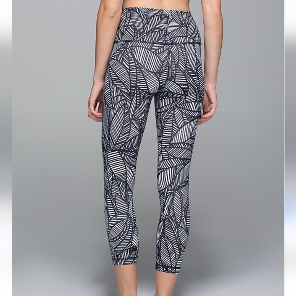 Lululemon banana leaf white black wunder under crops rolldown